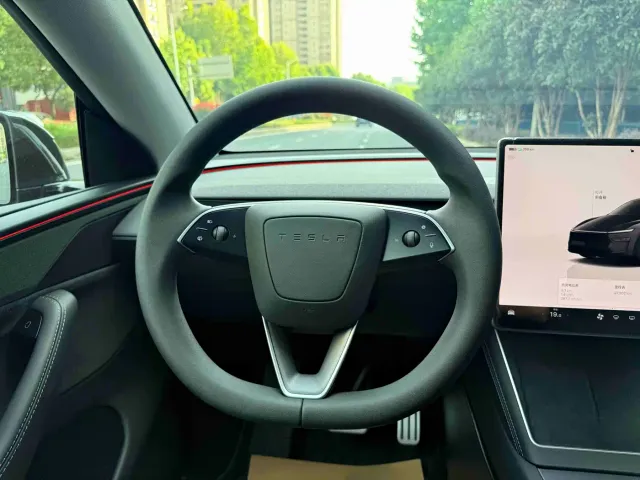 Tesla Model Y — Фото автомобиля 14