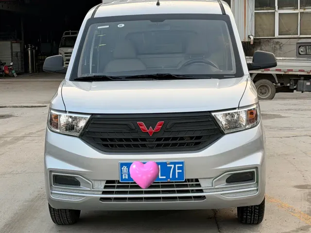 Wuling Hongguang V — Фото автомобиля 2