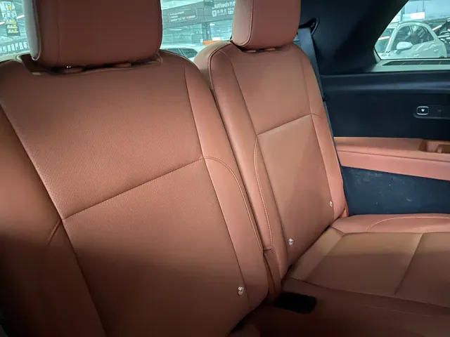 Li Auto L8 — Фото автомобиля 28