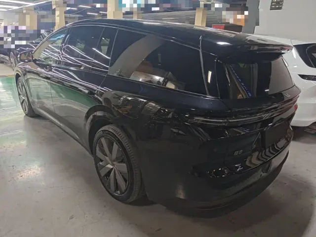 Li Auto i8 — Фото автомобиля 4