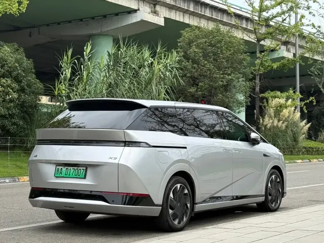 Xpeng X9 — Фото автомобиля 5