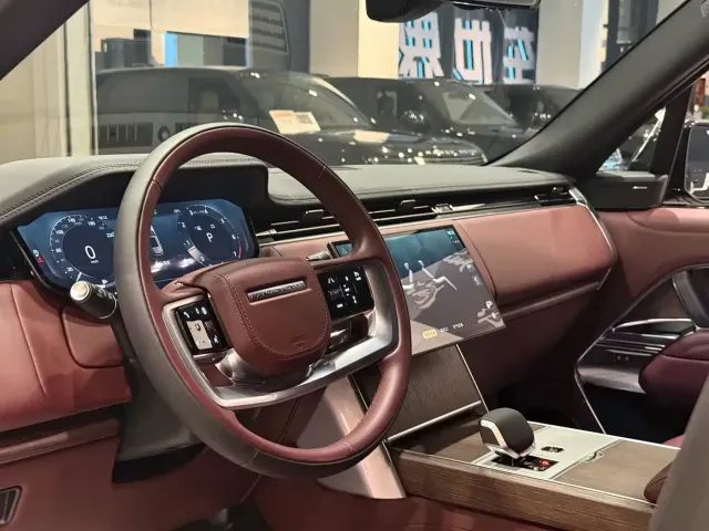 Land Rover Range Rover 2025 3.0 L6 400PS Flourishing Era Extended Wheelbase — Фото автомобиля 4