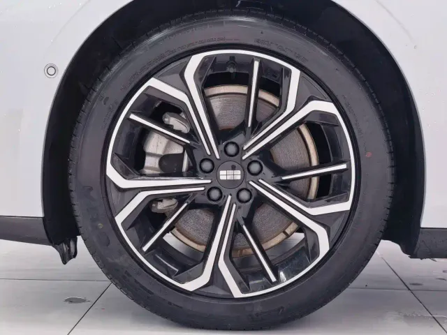 Geely Galaxy E8 — Фото автомобиля 12
