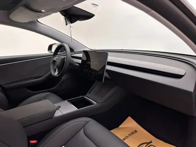 Tesla Model 3 — Фото автомобиля 11