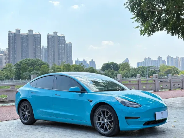 Tesla Model 3 — Фото автомобиля 3