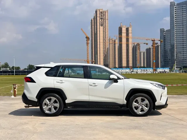 Toyota RAV4 — Фото автомобиля 7