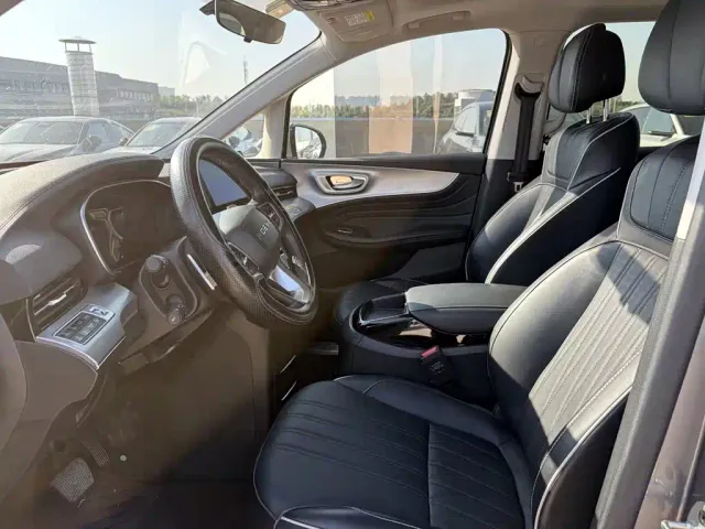 Roewe iMAX8 — Фото автомобиля 12