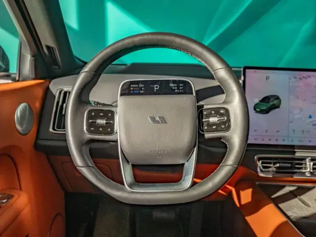 Li Auto L8 — Фото автомобиля 10