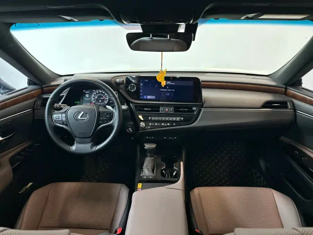 Lexus ES — Фото автомобиля 8