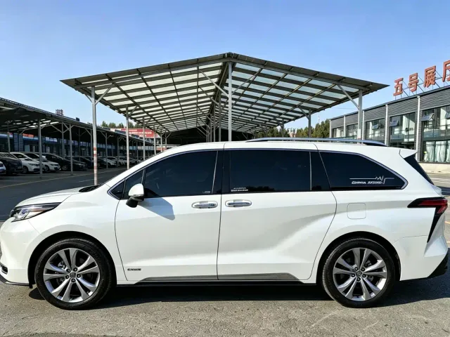 Toyota Sienna — Фото автомобиля 3