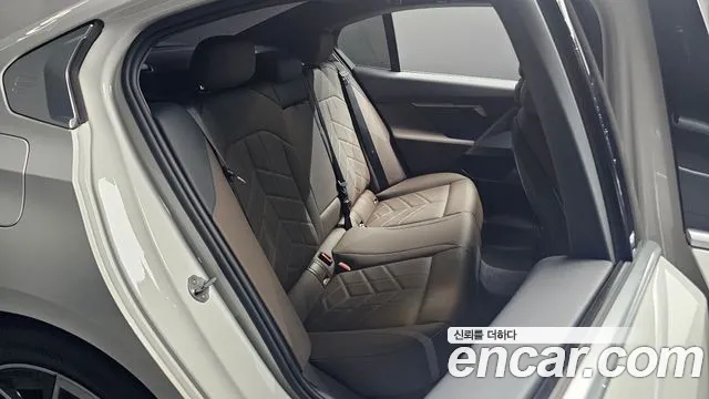 BMW 5-Series — Фото автомобиля 10