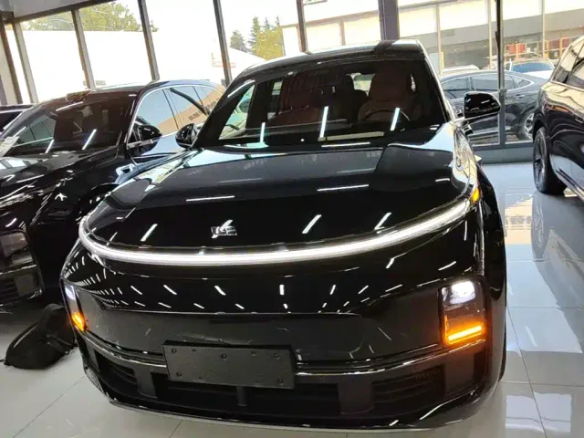 Li Auto L8 — Фото автомобиля 2