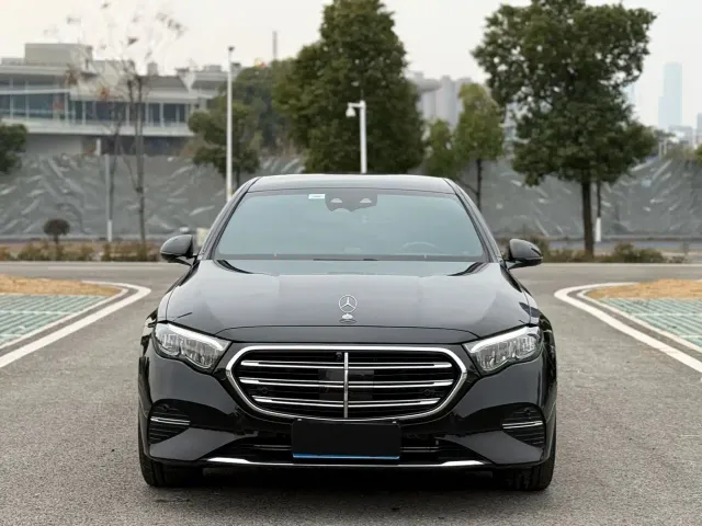 Фотография автомобиля — Mercedes-Benz E-Class