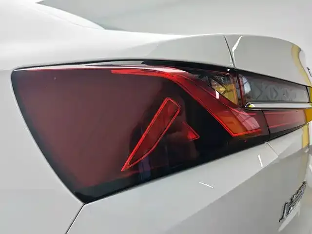 Roewe i5 — Фото автомобиля 12