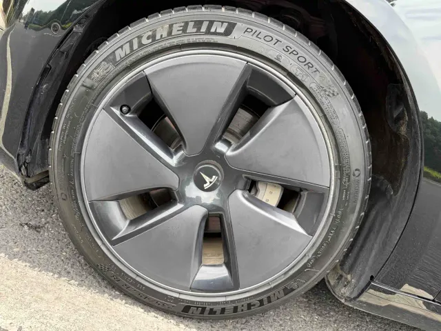 Tesla Model 3 — Фото автомобиля 18