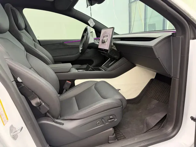 Tesla Model Y L — Фото автомобиля 14
