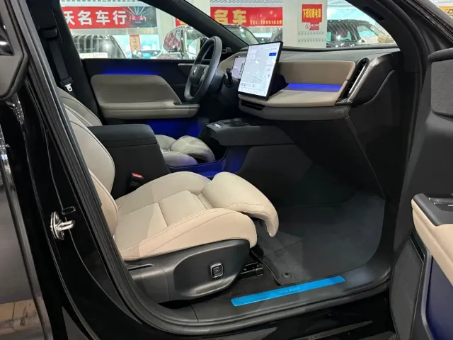 Volvo XC70 Plug-in Hybrid — Фото автомобиля 7