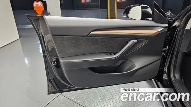 Tesla Model 3 — Фото автомобиля 23