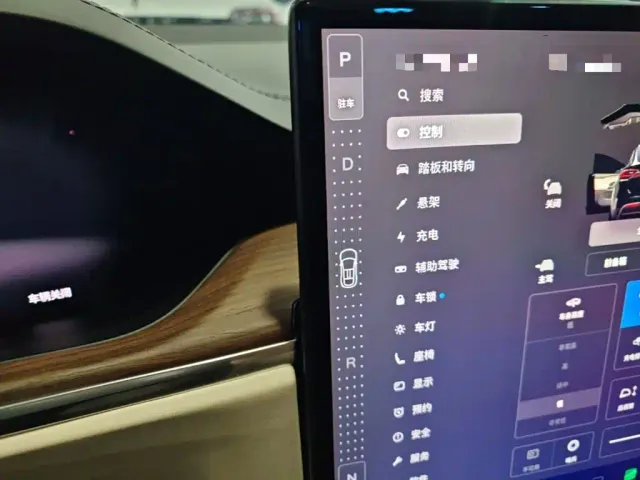 Tesla Model X — Фото автомобиля 13