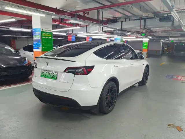 Tesla Model Y — Фото автомобиля 8
