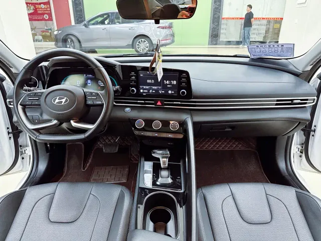 Hyundai Elantra — Фото автомобиля 6