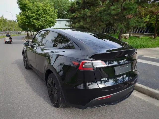 Tesla Model Y — Фото автомобиля 6