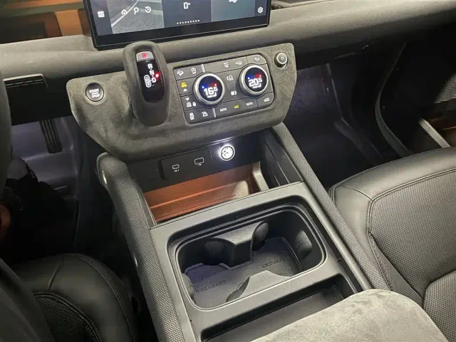 Land Rover Defender — Фото автомобиля 14