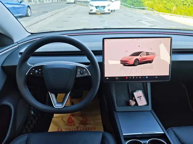Tesla Model 3 — Фото автомобиля 11