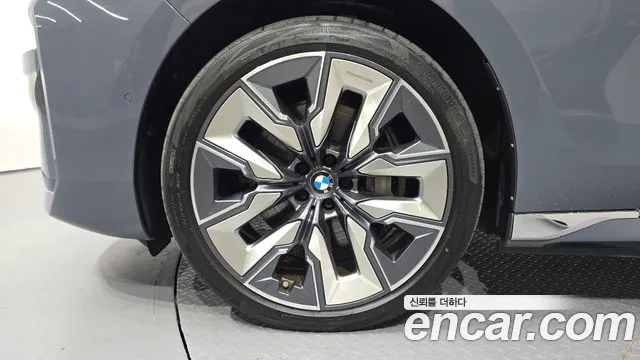 BMW i7 — Фото автомобиля 3