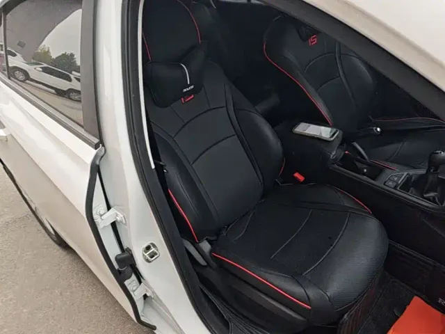 Roewe i5 — Фото автомобиля 24