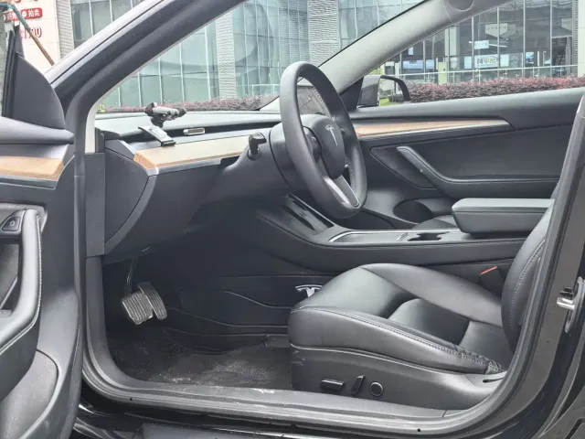 Tesla Model 3 — Фото автомобиля 5