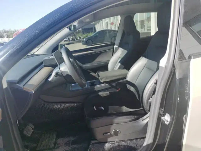 Tesla Model Y — Фото автомобиля 14