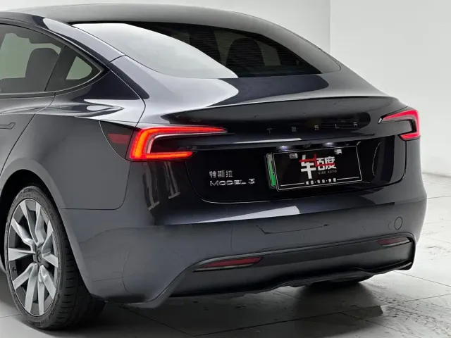 Tesla Model 3 — Фото автомобиля 21