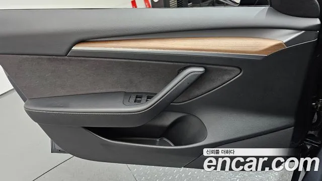 Tesla Model 3 — Фото автомобиля 13