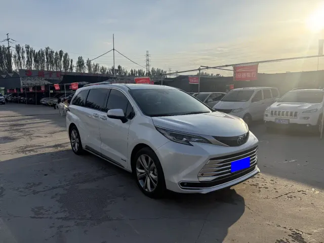 Toyota Sienna — Фото автомобиля 3
