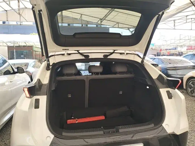 Lynk & Co Z20 — Фото автомобиля 18