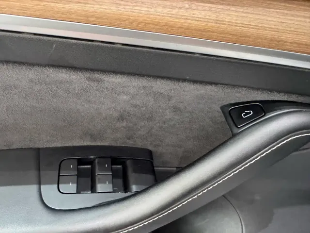 Tesla Model 3 — Фото автомобиля 14