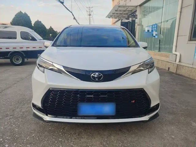 Toyota Sienna — Фото автомобиля 2