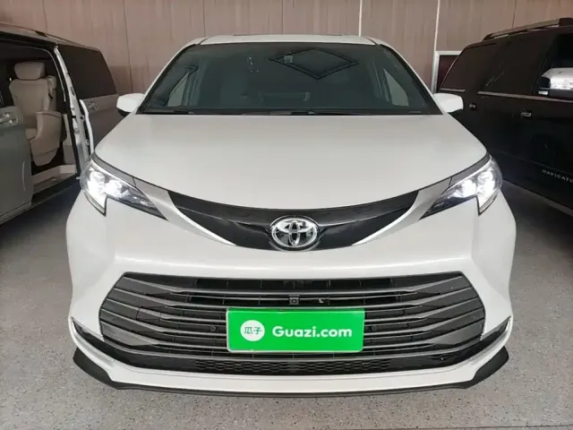 Toyota Sienna — Фото автомобиля 2