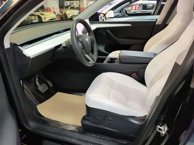 Tesla Model Y — Фото автомобиля 14