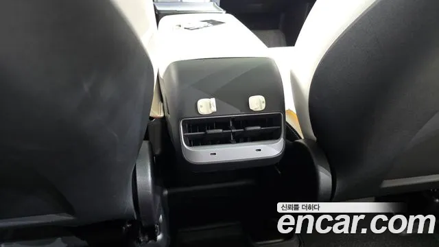 Tesla Model Y — Фото автомобиля 23