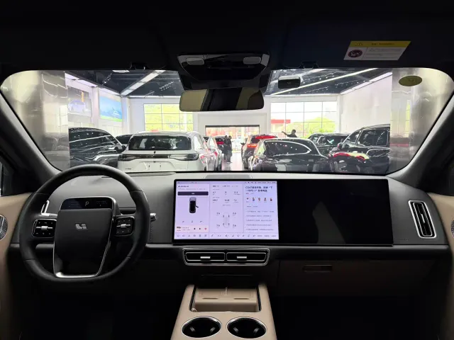 Li Auto L8 — Фото автомобиля 3