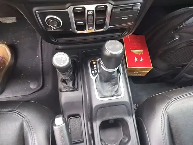Jeep Wrangler — Фото автомобиля 13