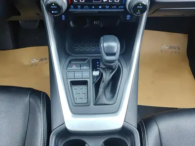 Toyota RAV4 — Фото автомобиля 16