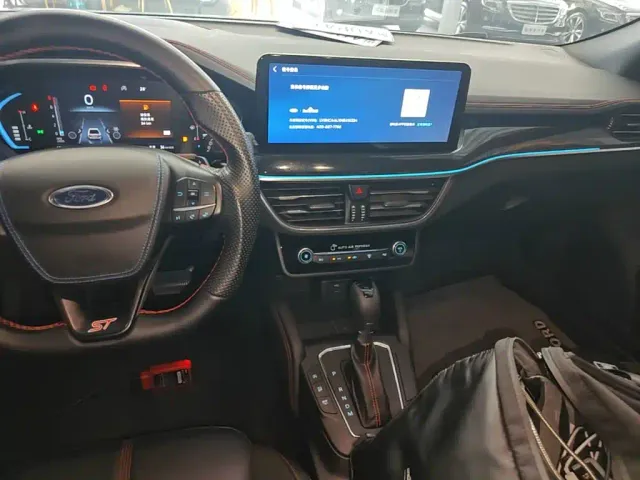 Ford Focus — Фото автомобиля 12