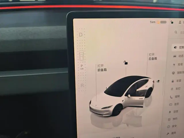 Tesla Model 3 — Фото автомобиля 16