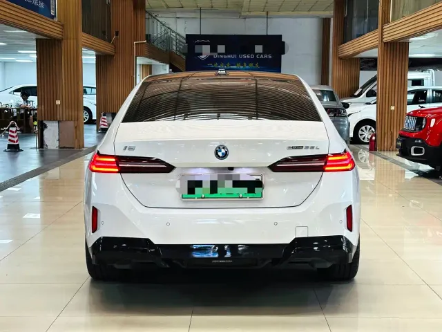 BMW i5 — Фото автомобиля 3