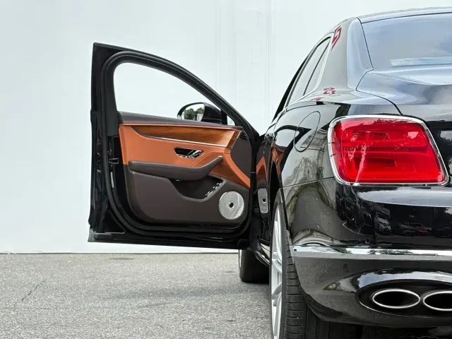 Bentley Flying Spur — Фото автомобиля 21