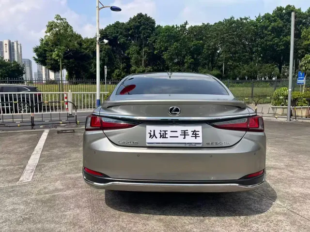 Lexus ES — Фото автомобиля 9
