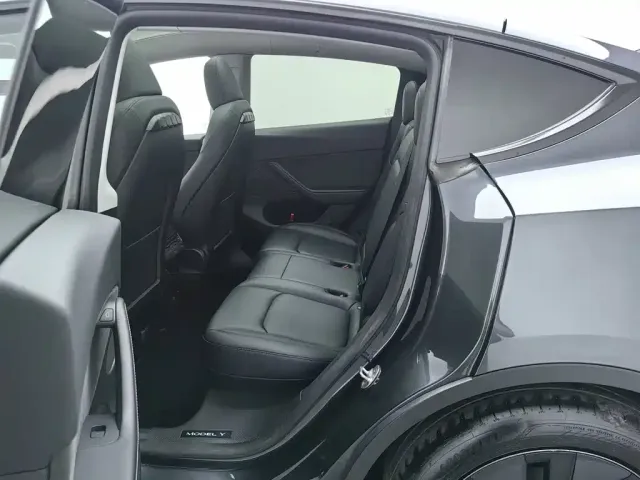 Tesla Model Y — Фото автомобиля 15